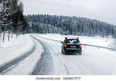 Winter Highway in de schemering