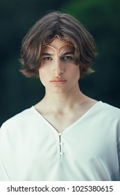 Portret przystojnego mężczyzny z koroną w lesie. Książę elfów. Szlachetny elf-wróżka w magicznym lesie. Fantazja. Bajka.