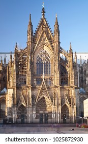 Cổng phụ của Nhà thờ lớn Cologne nổi tiếng. Chụp phơi sáng lâu.