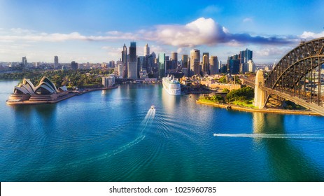 Wichtige architektonische Wahrzeichen der Stadt Sydney und Australien um den Hafen von Sydney in erhöhter Luftaufnahme in warmem, glattem Sonnenlicht am Morgen.