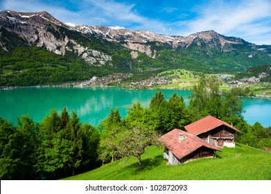 ブリエンツの町を背景にしたブリエンツ湖のパノラマ、スイス