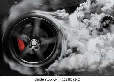 スポーツカーは、レースに備えてトラック上で漂流と喫煙でタイヤを燃やします。