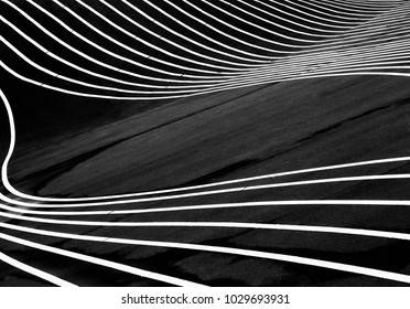 黒いアスファルトに白線が流れる。黒いアスファルトに白い線がとても抽象的なイメージを作り出しています。