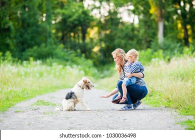 Moeder en dochtertje met fox terrier hond