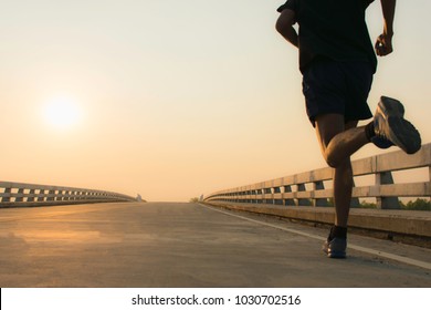 Man loopt joggen op brug weg. Gezondheidsactiviteiten, Oefening door hardloper.
