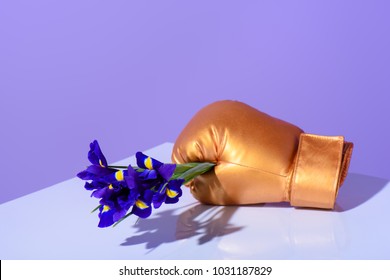 gouden bokshandschoen met paarse irisbloemen
