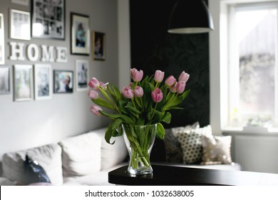 Strauß rosa Frühlingstulpen in Glasvase im Morgenlicht im skandinavischen Wohnzimmer