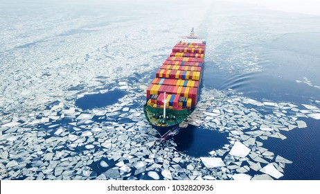 Vista aérea del barco de contenedores en el mar en invierno