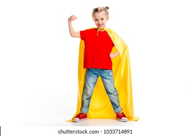 Supergirl sonriente con capa amarilla mostrando músculos en la mano aislados en blanco