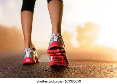 Runner voeten lopen op weg close-up op schoen. vrouw fitness zonsopgang joggen workout wellness concept.