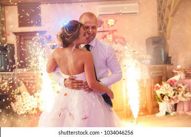 Vũ điệu đám cưới của cô dâu chú rể với hiệu ứng đặc biệt - khói và pháo hoa rực rỡ. Cặp đôi mới cưới khiêu vũ trong ngày cưới. Hôn nhân và tiệc cưới khái niệm