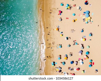 Vista aérea de Flying Drone de multitud de personas relajantes en la playa en Portugal