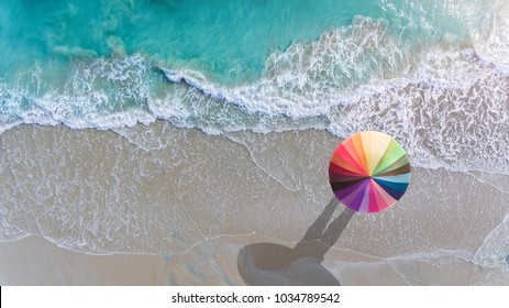 Màu sắc của ô trên bãi biển và bọt sóng biển từ ảnh nhìn từ trên xuống dưới ánh sáng mặt trời ngoài trời.