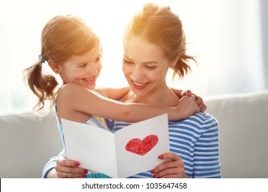 Schönen Muttertag! Kindertochter gratuliert Müttern und gibt ihr eine Postkarte