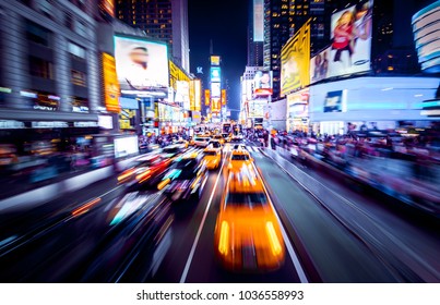 Quảng trường Thời gian - New York đang chuyển động. Ảnh chụp ô tô đang chuyển động với chuyển động mờ.