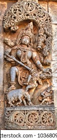 Escultura hindú que representa a Durga o Devi, la diosa de la guerra, matando al demonio búfalo dentro del complejo Chennakeshava, Bellur, India