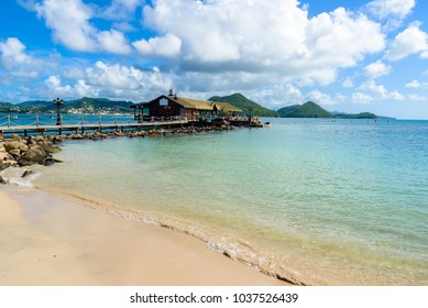 Pigeon Island Beach - tropische Küste auf der Karibikinsel St. Lucia. Es ist ein paradiesisches Reiseziel mit einem weißen Sandstrand und türkisfarbenem Meer.