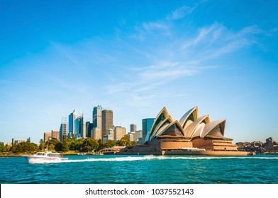 Die Stadtskyline von Sydney, Australien. Rundkai und Opernhaus. touristische Punkte, Reisefoto, sonniger Tag