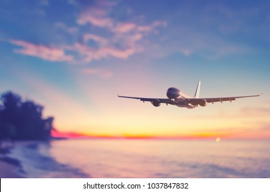 Avión volando sobre desenfoque de fondo abstracto de la playa tropical y el cielo del atardecer. Copie el espacio del concepto de aventura de viajes y vacaciones de verano de negocios. Color de filtro de tono vintage.