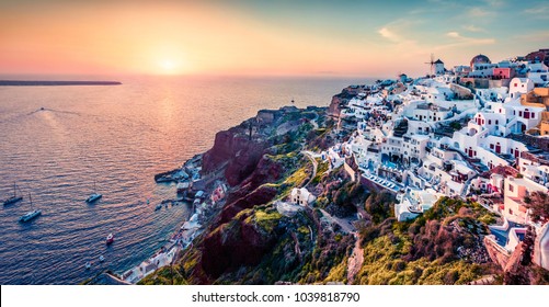 サントリーニ島のエキサイティングな夜景。ギリシャの有名なリゾート、オイア、ギリシャ、ヨーロッパの美しい春の夕日。旅行の概念の背景。芸術的なスタイルの後処理された写真。