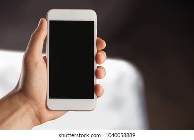 Roka, ki drži mobilni telefon