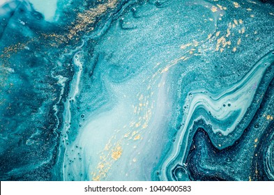 抽象的な海 - アート。ナチュラルラグジュアリー。スタイルには、大理石の渦巻きや瑪瑙の波紋が組み込まれています。ゴールドパウダーを加えたとても美しいブルーペイント