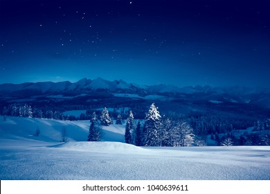 Sternenklare Winternacht. Atemberaubende Nachtlandschaft. Himmel voller Sterne über schneebedeckten Bergen und Tälern.