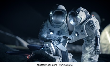 Dva astronauti ve vesmírných oblecích na cizí planetě připravte vesmírné vozítko na expedici za povrchovým průzkumem planety. Vesmírné cestování a koncept kolonizace sluneční soustavy.