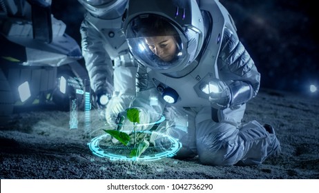 Dva astronauti analyzující život rostlin nalezených na cizí planetě. Infografika zobrazuje animovaná data o generování kyslíku, DNA a molekulární struktuře. Technologický pokrok a průzkum vesmíru.