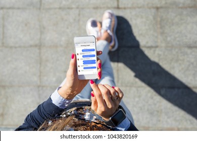 Mujer que usa la aplicación de mensajería instantánea en el teléfono móvil