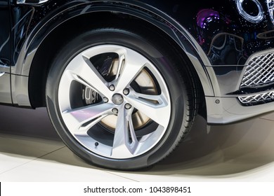 Izbliza automobilski kotač na modernom automobilu
