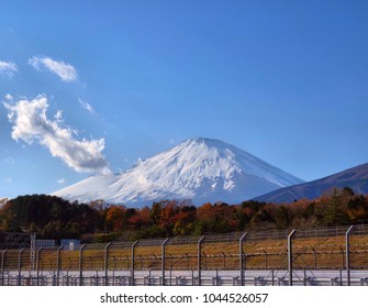 Fuji Speedway, telón de fondo del Monte Fuji, bosque de Fujiyama con hojas otoñales y colores otoñales