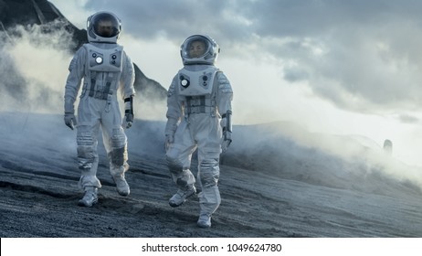 Dva astronauti prozkoumávají Rocky Alien Planet ve dne. Blízká budoucnost a technologický pokrok přináší výzkum vesmíru, cestování a koncept kolonizace.