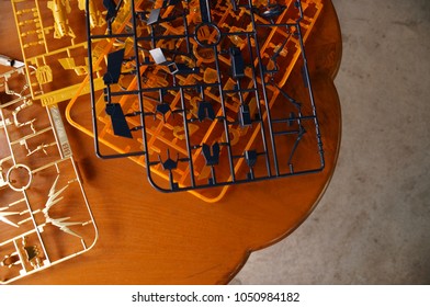 Gunpla plastic model kits for assembling and spraying to assemble into a Gundam model