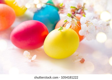 Ostern. Bunte Ostereier mit Frühlingsblütenblumen lokalisiert über weißem Hintergrund. Farbiges Ei-Feiertagsgrenzen-Kunstdesign