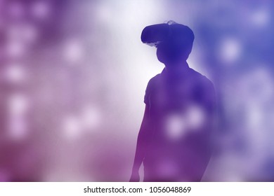Dalja jashtë konceptit të realitetit. Silueta e një burri me kufje VR të përzier me një sfond me temë fantazie.