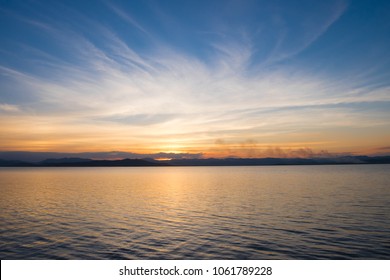 Schöner ruhiger See mit Sonnenuntergang