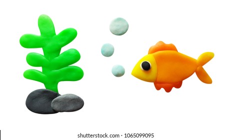 Plasticine schattige oranje zeevis en koraal groen geïsoleerd op een witte achtergrond. Uitknippad.