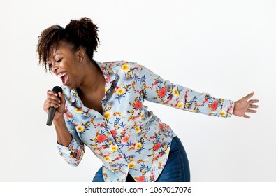 Zwarte gepassioneerde zangeres die karaoke zingt