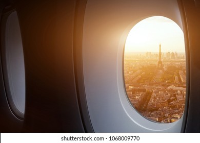Reise nach Paris, Blick auf den Eiffelturm aus dem Fenster des Flugzeugs, Urlaub in Frankreich, Europa