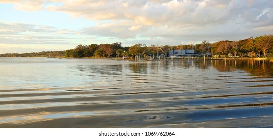 Palm Island Park bercahaya apabila matahari bersiap sedia untuk terbenam. Palm Island Park ialah kawasan pemeliharaan semula jadi seluas 8 ekar yang terletak di Mount Dora, Florida, Amerika Syarikat.