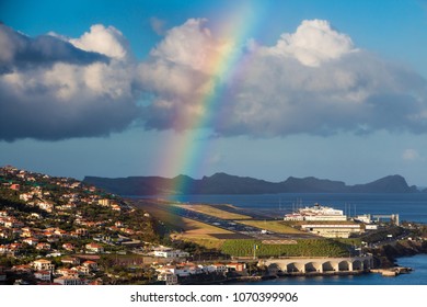 Regenbogen über der Landebahn des Flughafens von Cristiano Ronaldo, Santa Cruz, Madeira