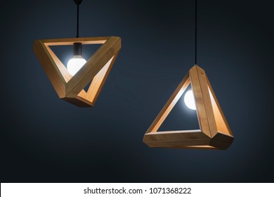 暗い背景に分離された美しい木製の幾何学的なモダンな天井ランプ インテリアの現代的な装飾。