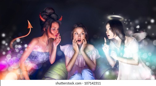 Mooie vrouw om thuis te zitten. Angel en Devil praten over haar en proberen haar aan hun zijde te krijgen. Ze aarzelt. Veel copyspace.
