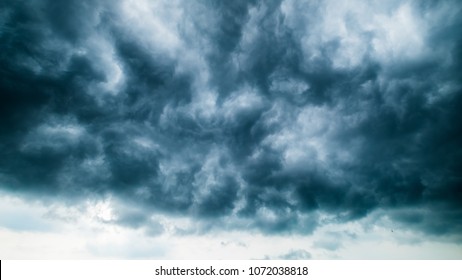 Zware donkere storm regent wolken boven de lucht