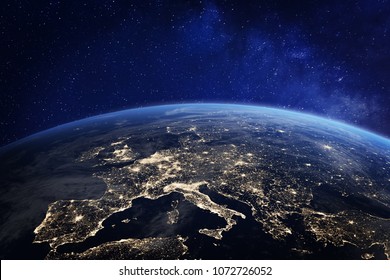 Europa bei Nacht vom Weltraum aus gesehen mit Stadtlichtern, die menschliche Aktivitäten in Deutschland, Frankreich, Spanien, Italien und anderen Ländern zeigen, 3D-Darstellung des Planeten Erde, Elemente der NASA