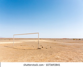 Voetbaldoel in het droge woestijnlandschap van Marokko: Voetballen in de Sahara-woestijn