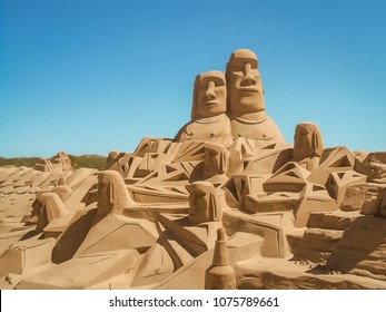 Tijdelijke zandsculptuur op een strand in Texel, Nederland