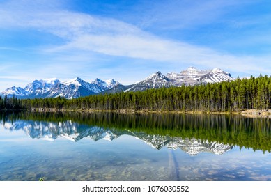 Hebert Lake mit Bergreflexion, Banff Nationalpark, Alberta, Kanada