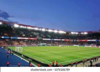Onscherpe achtergrond van voetballers spelen en voetbalfans in wedstrijddag op prachtig groen veld met sport licht in het stadium.Sport, atleet, mensen Concept.Paris saint-germain.France.